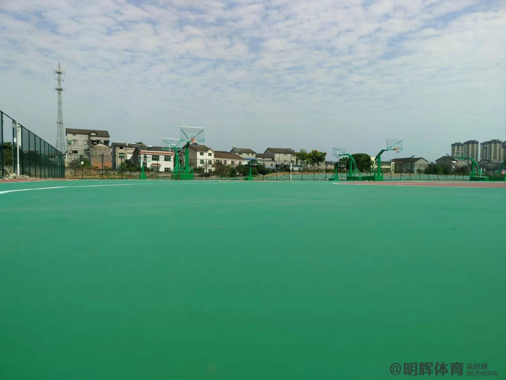 全塑型塑胶跑道硬地丙烯酸球场的优缺点